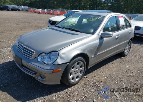 2005 Mercedes-Benz C 240 Luxury 4Matic z USA, uszkodzony, nr VIN WDBRF81J35F682497